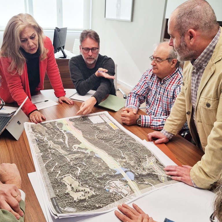 L'alcaldessa de Viladecavalls reunida amb els tècnics del MITMA