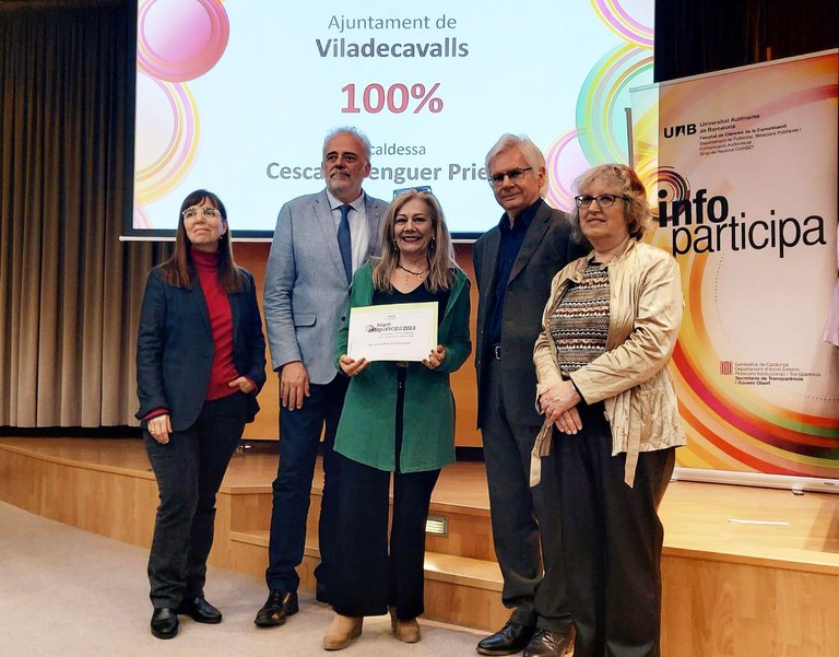 Acte d'entrega a l'alcaldessa de Viladecavalls del Segell Infoparticipa