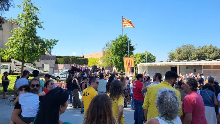 La Senyera oneja a la plaça de la Masia de Can Turu, escenari de la commemoració de la Diada Nacional de Catalunya.