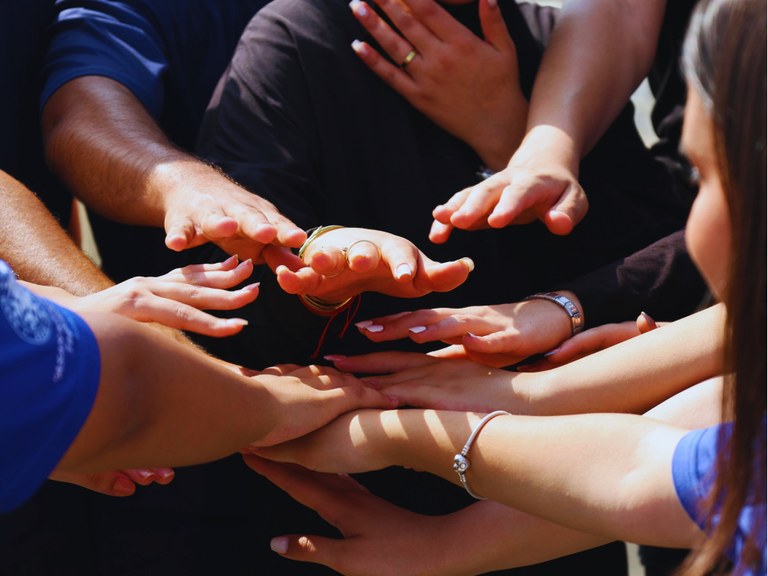 Diverses persones participen en una dinàmica de grup basada en la coordinació i el treball en equip.
