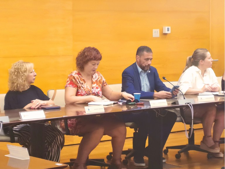 Raquel Jurado, regidora d’Educació de Viladecavalls, durant la reunió del Consell Comarcal del Vallès Occidental en què es van presentar les principals novetats i recursos del curs escolar 2026-2027.